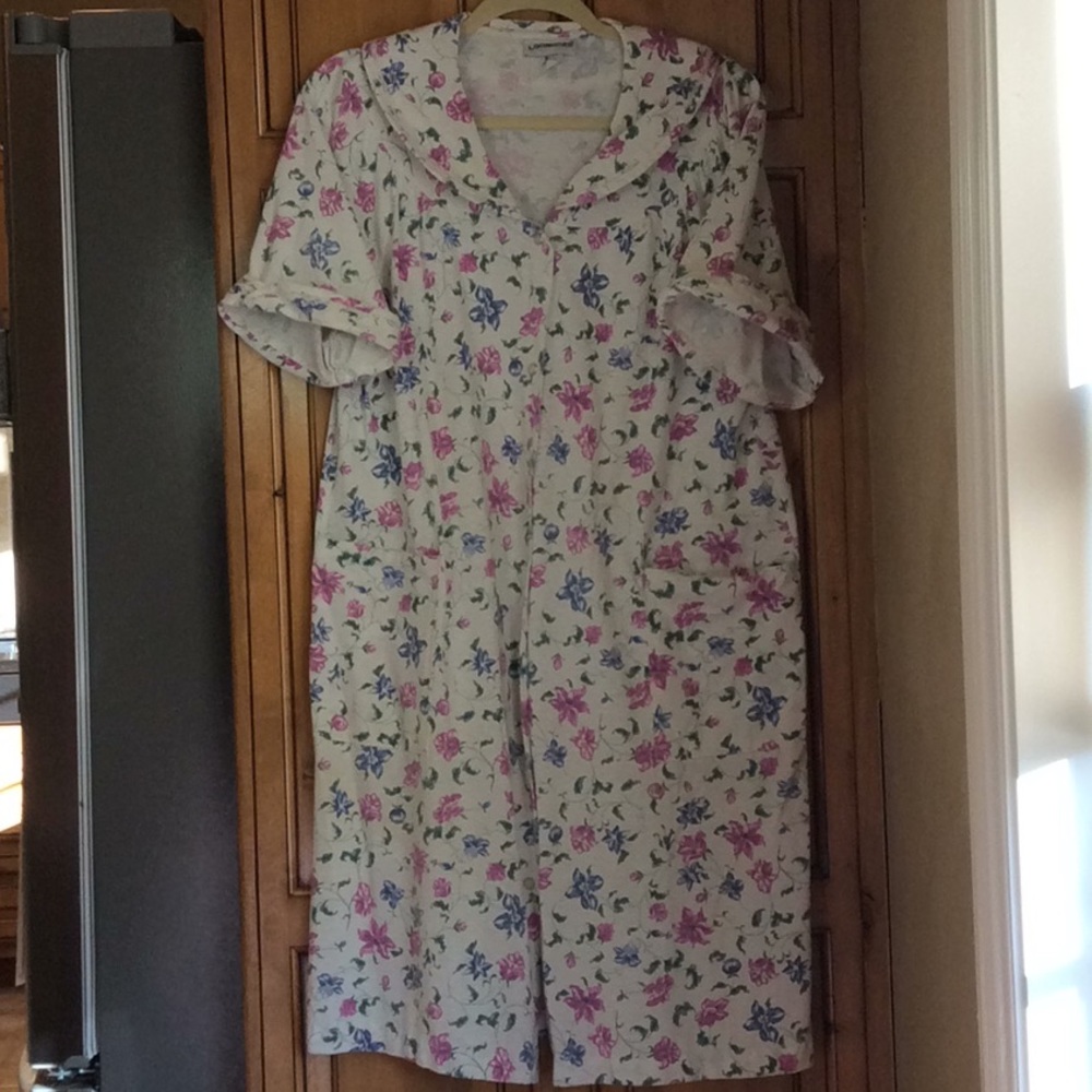 FINAL SALE PRICE Loungees Snap Front Floral & Lace Robe